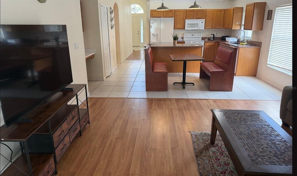 For Rent: $2,400 (4 beds, 2 baths, 1978 Square Feet)