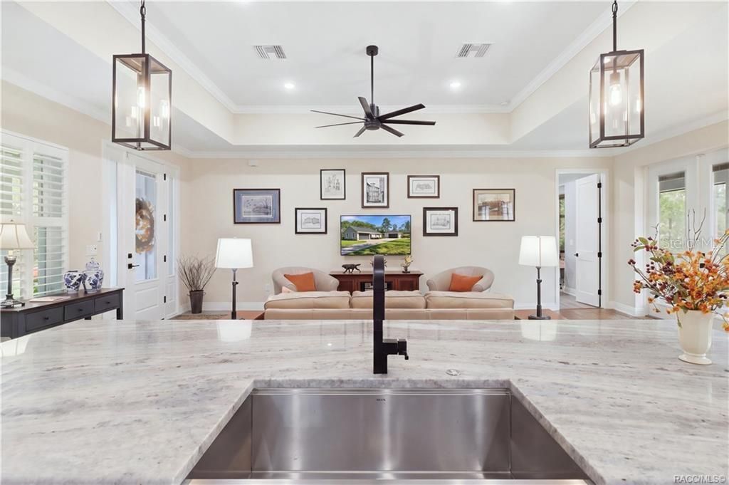 合同活跃: $564,500 (3 贝兹, 3 浴室, 1836 平方英尺)