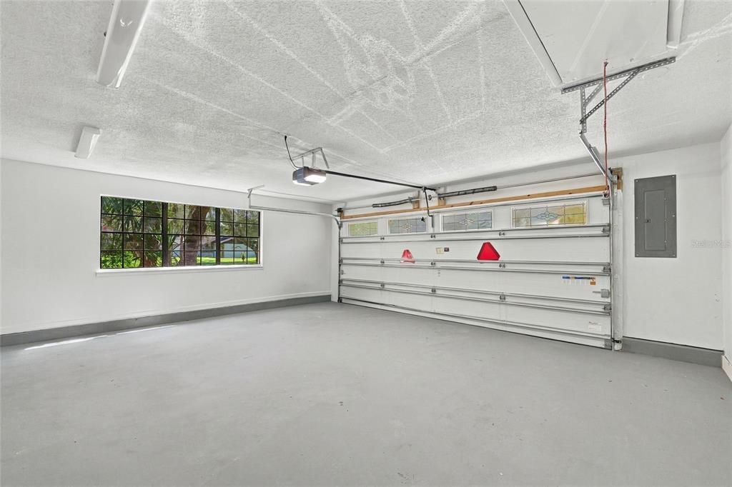 For Sale: $650,000 (5 beds, 2 baths, 3741 Square Feet)