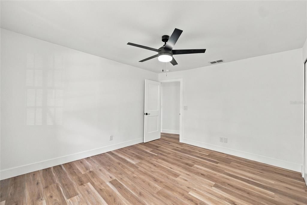 For Sale: $650,000 (5 beds, 2 baths, 3741 Square Feet)