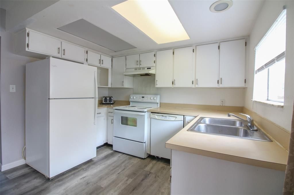 For Rent: $1,400 (2 beds, 1 baths, 990 Square Feet)