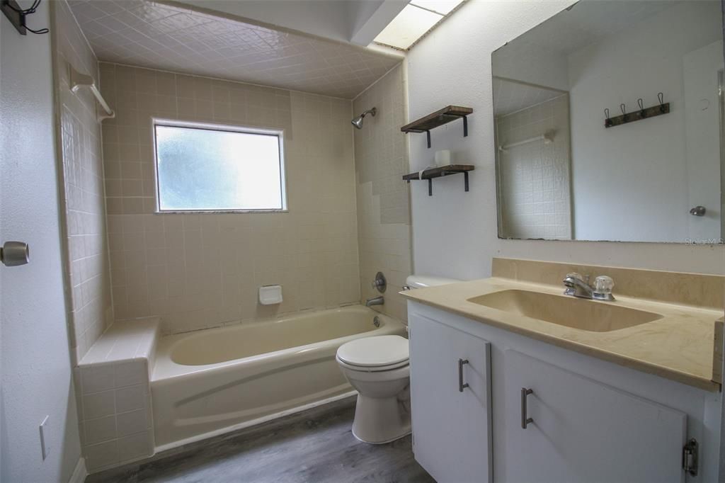 For Rent: $1,400 (2 beds, 1 baths, 990 Square Feet)