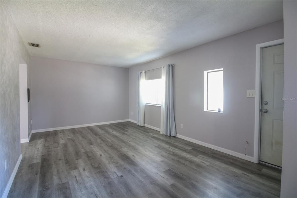 For Rent: $1,400 (2 beds, 1 baths, 990 Square Feet)