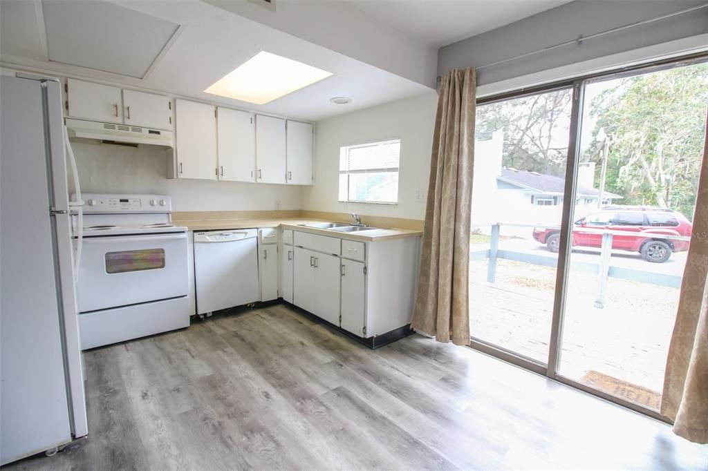 For Rent: $1,400 (2 beds, 1 baths, 990 Square Feet)