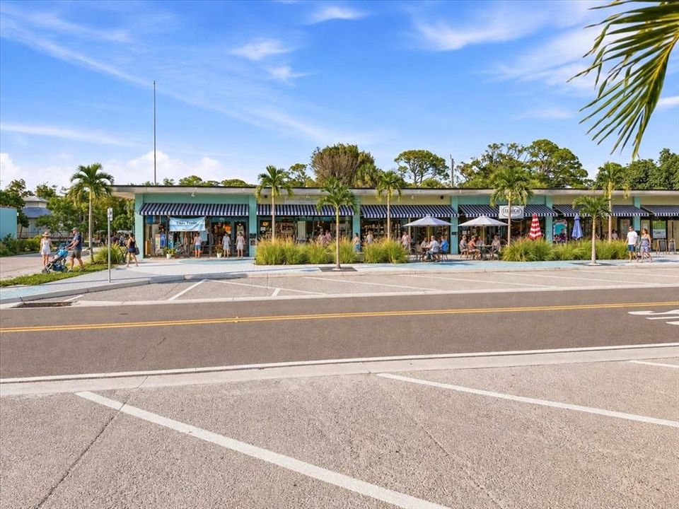 待售: $3,850,000 (2.24 acres)