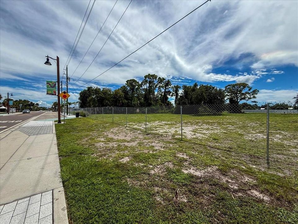 待售: $3,850,000 (2.24 acres)