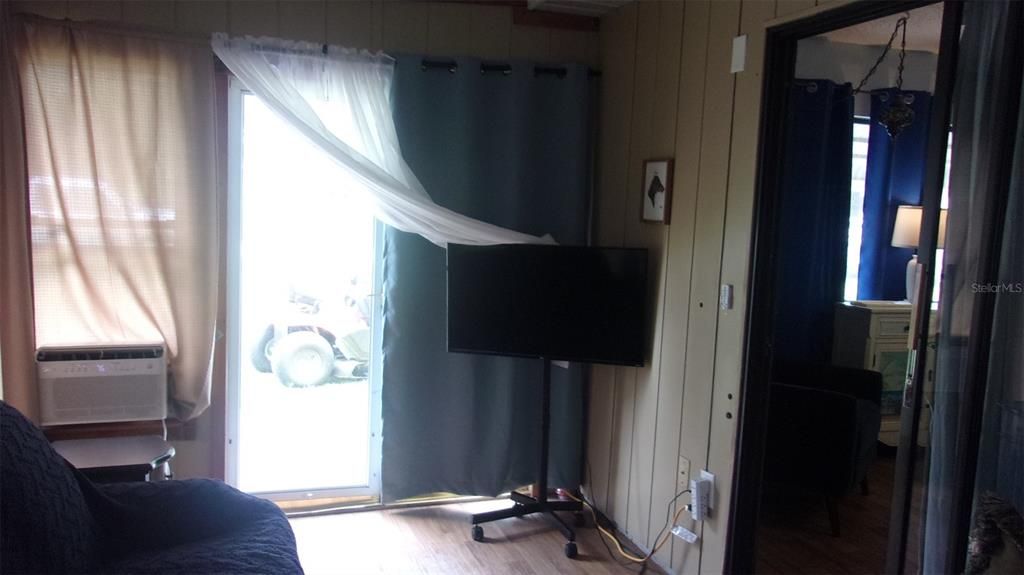 For Rent: $1,300 (2 beds, 1 baths, 864 Square Feet)