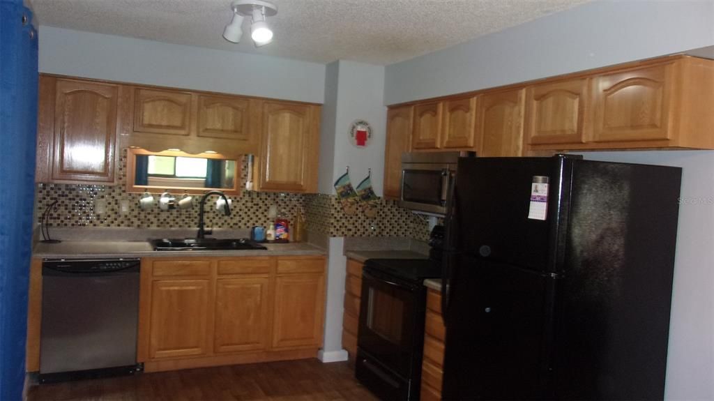 For Rent: $1,300 (2 beds, 1 baths, 864 Square Feet)