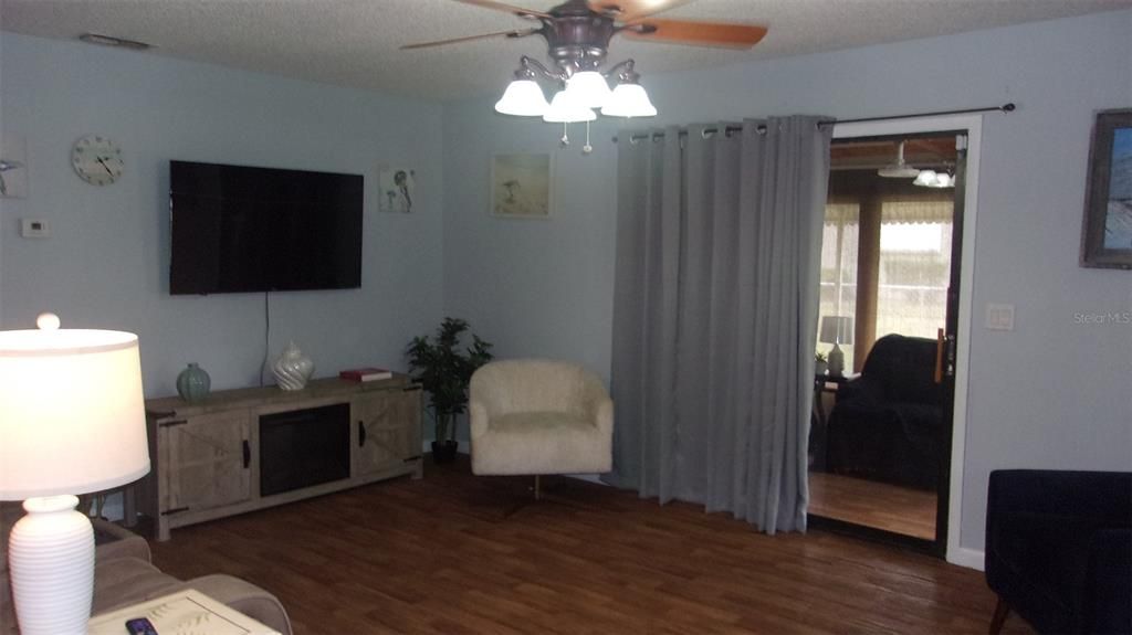 For Rent: $1,300 (2 beds, 1 baths, 864 Square Feet)