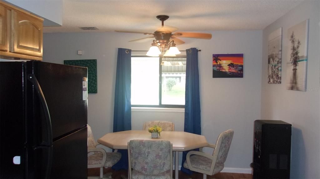 For Rent: $1,300 (2 beds, 1 baths, 864 Square Feet)