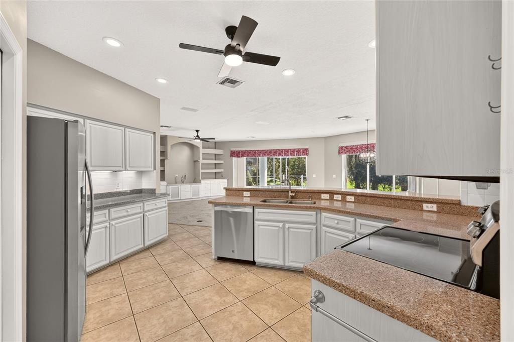 For Sale: $530,000 (3 beds, 3 baths, 2830 Square Feet)