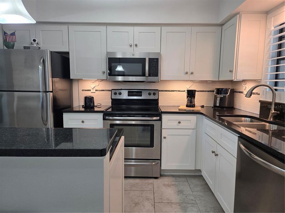 For Sale: $235,000 (2 beds, 1 baths, 860 Square Feet)