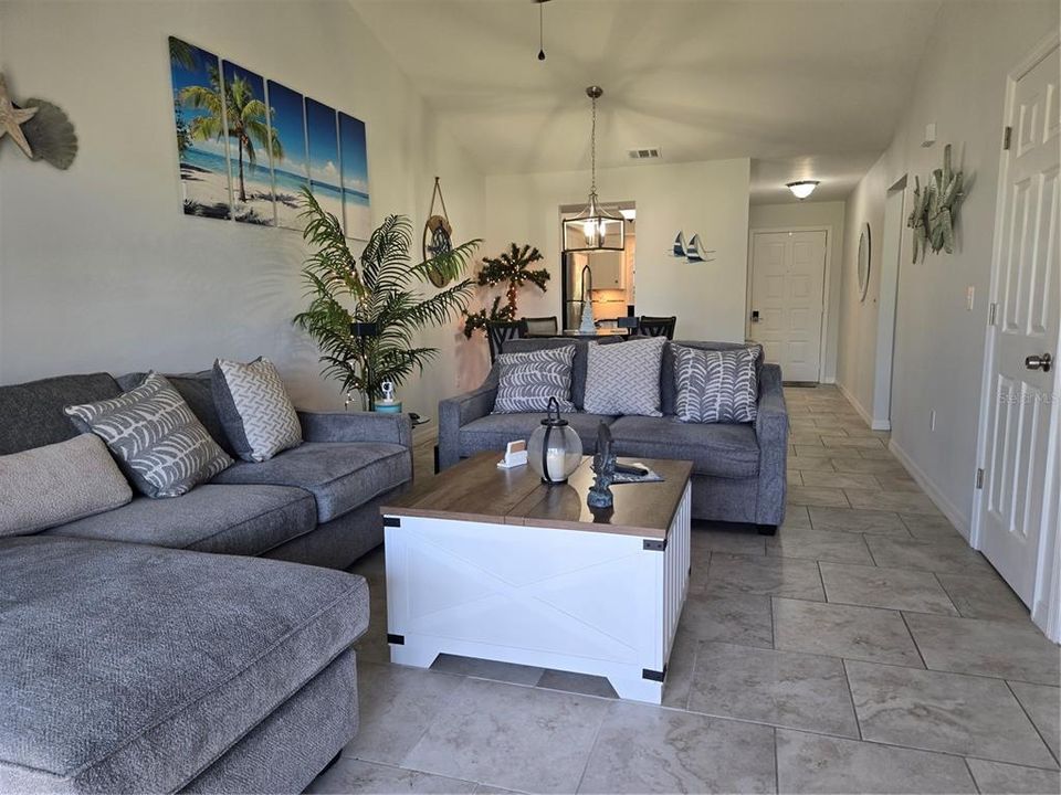 For Sale: $235,000 (2 beds, 1 baths, 860 Square Feet)