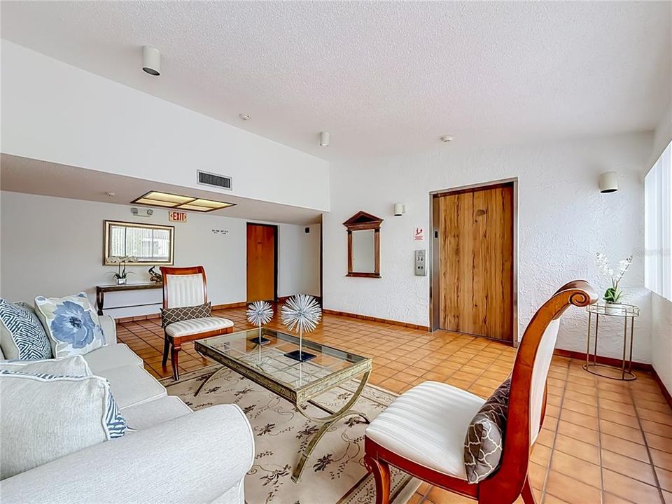На продажу: $175,000 (2 спален, 2 ванн, 1095 Квадратных фут)