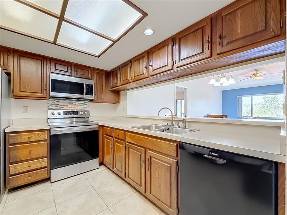 На продажу: $175,000 (2 спален, 2 ванн, 1095 Квадратных фут)