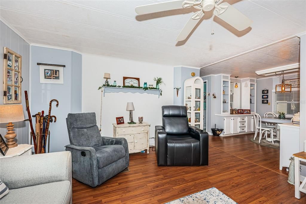 На продажу: $139,900 (2 спален, 2 ванн, 936 Квадратных фут)