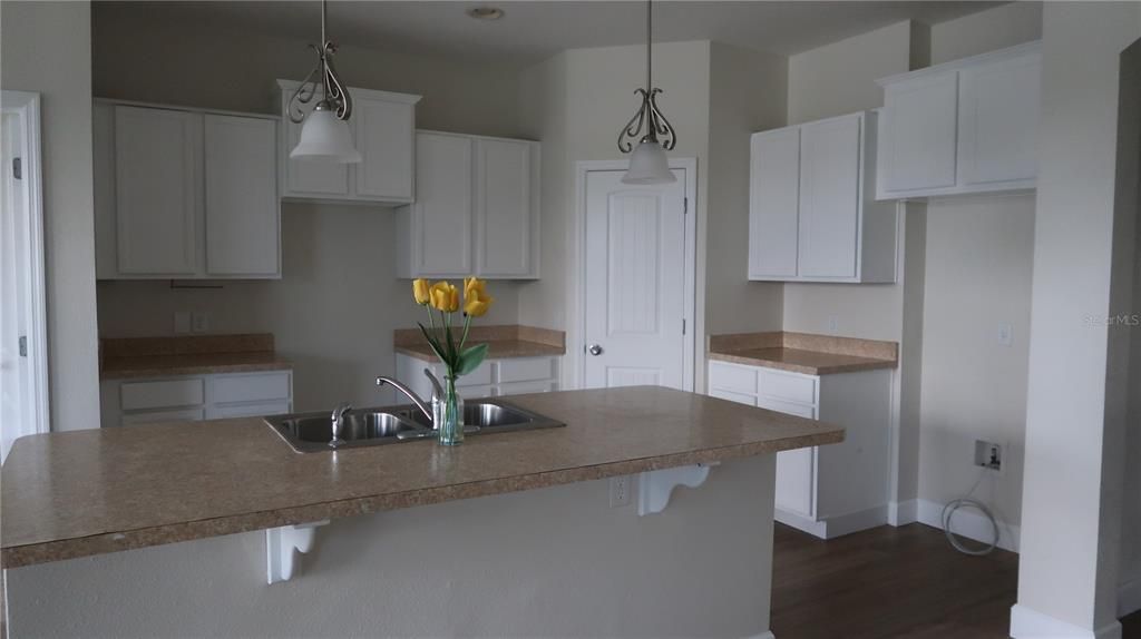 For Sale: $289,000 (3 beds, 2 baths, 1567 Square Feet)