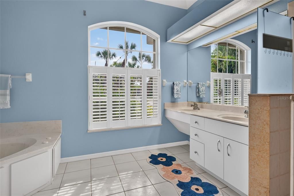 For Sale: $915,000 (3 beds, 3 baths, 2864 Square Feet)