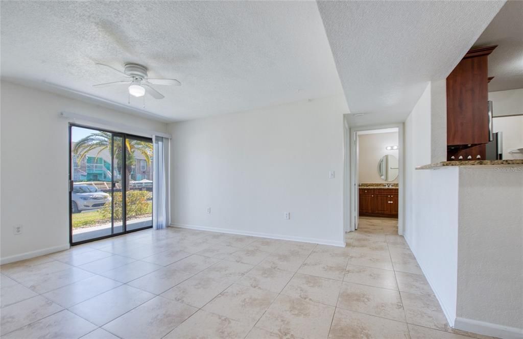 For Rent: $1,750 (2 beds, 2 baths, 898 Square Feet)