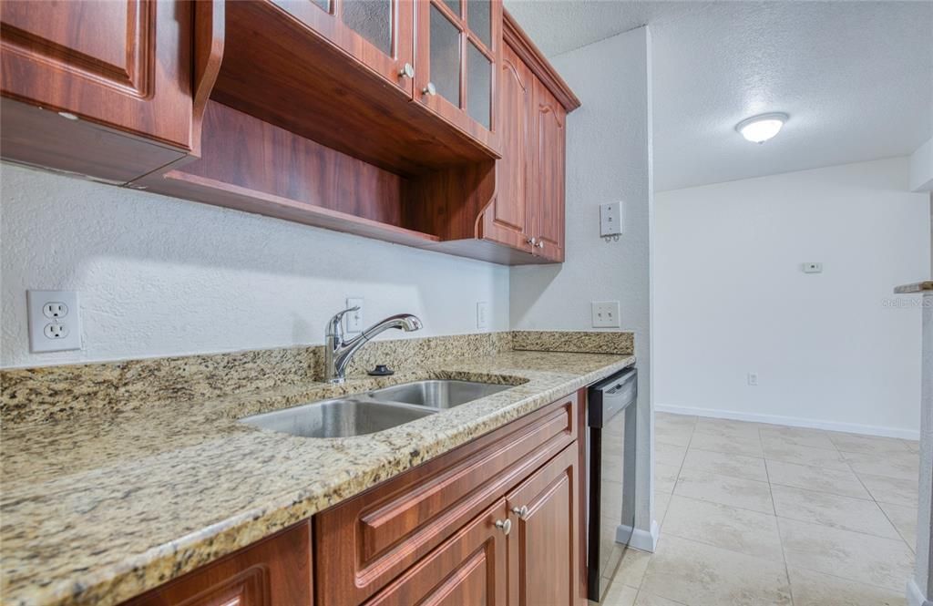 For Rent: $1,750 (2 beds, 2 baths, 898 Square Feet)