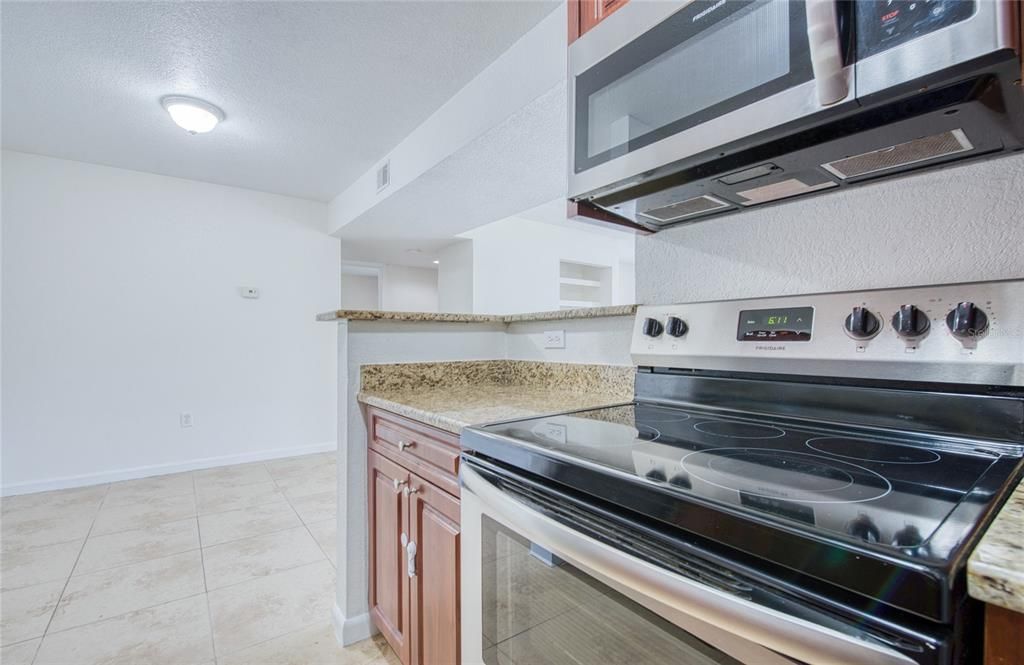 For Rent: $1,750 (2 beds, 2 baths, 898 Square Feet)
