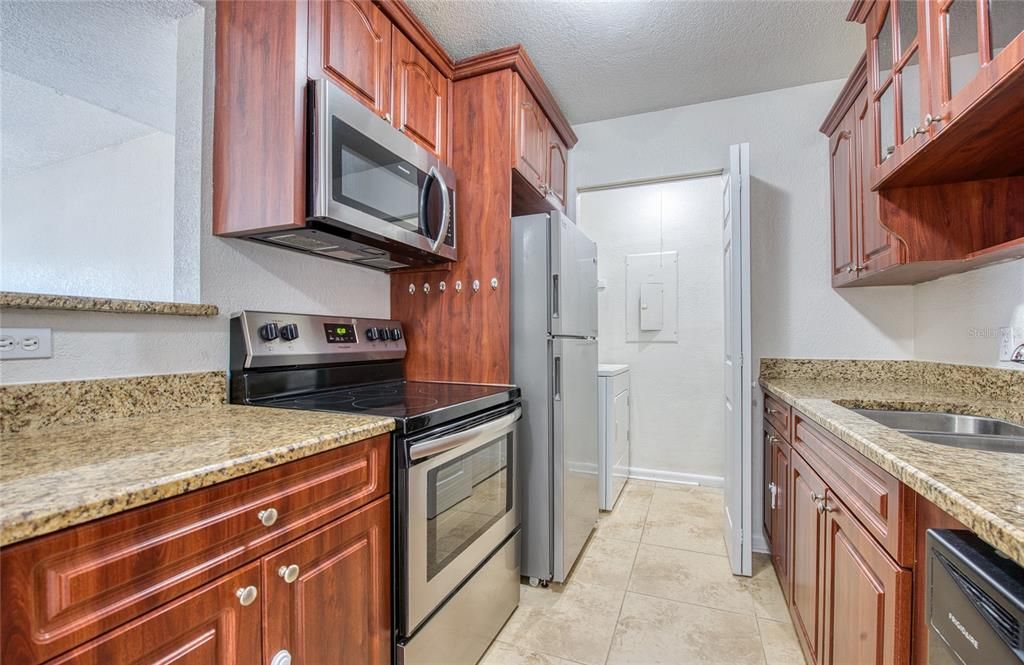 For Rent: $1,750 (2 beds, 2 baths, 898 Square Feet)