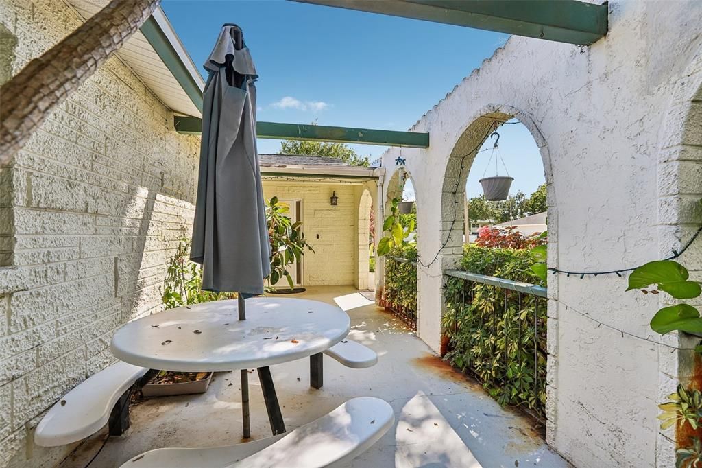 For Sale: $550,000 (4 beds, 2 baths, 2047 Square Feet)