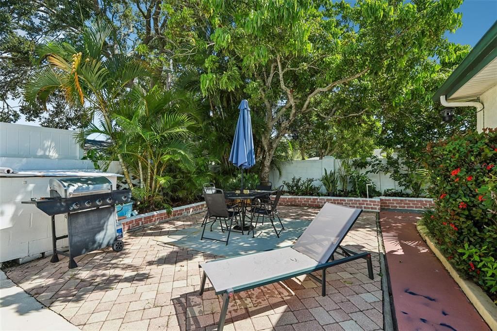 For Sale: $550,000 (4 beds, 2 baths, 2047 Square Feet)