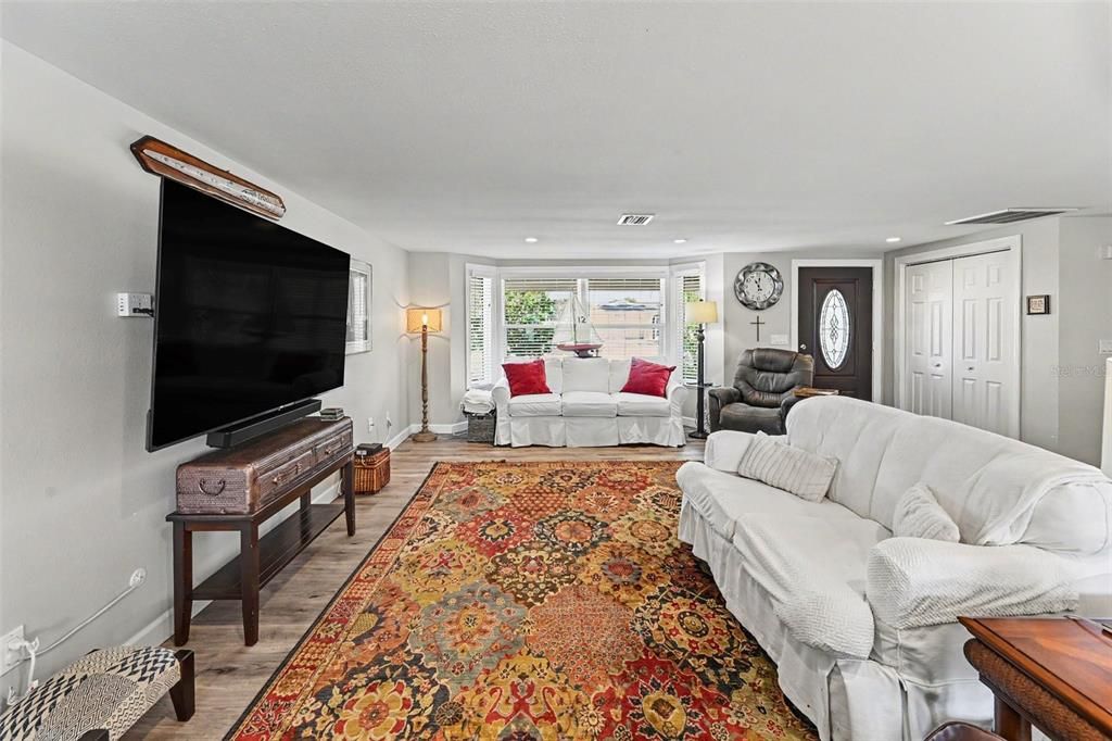 For Sale: $365,000 (3 beds, 2 baths, 1484 Square Feet)