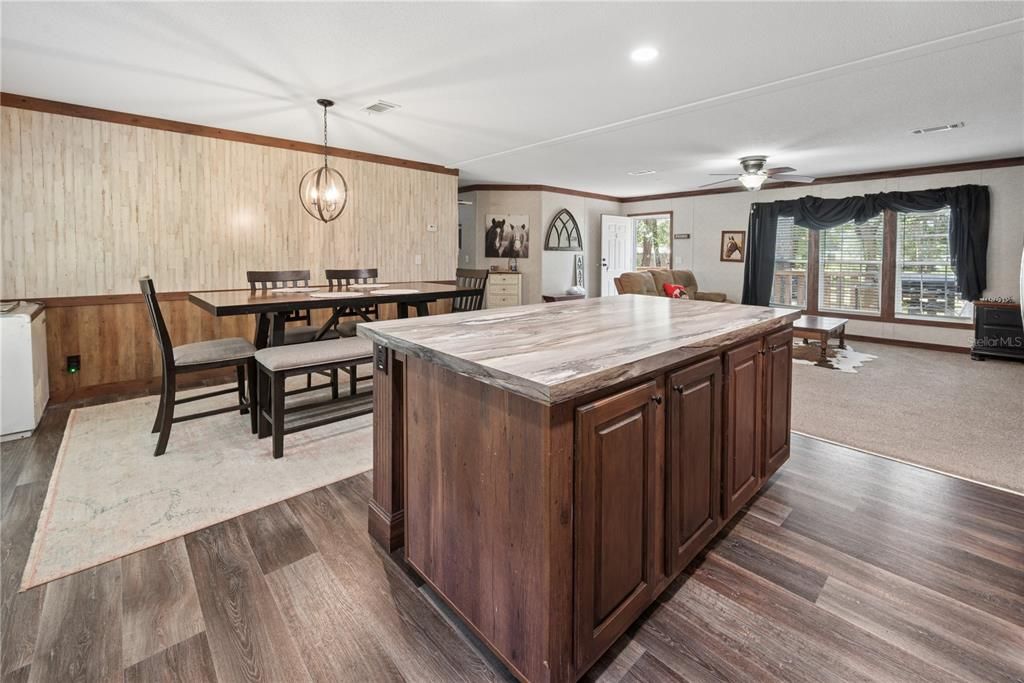 En Venta: $249,000 (4 camas, 2 baños, 1920 Pies cuadrados)