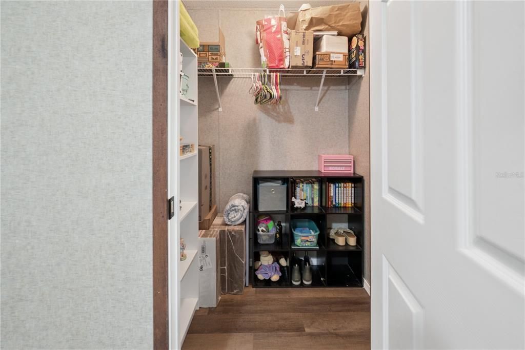 En Venta: $249,000 (4 camas, 2 baños, 1920 Pies cuadrados)