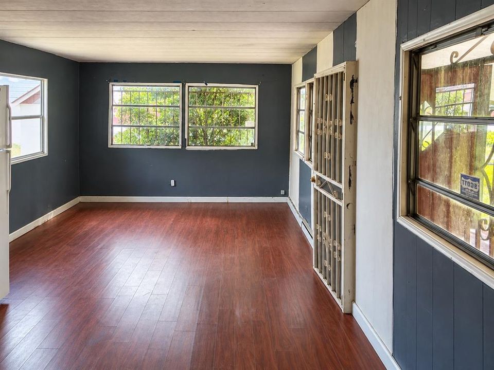 For Rent: $1,000 (3 beds, 1 baths, 672 Square Feet)