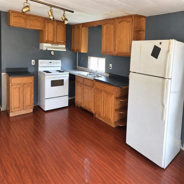 For Rent: $1,000 (3 beds, 1 baths, 672 Square Feet)