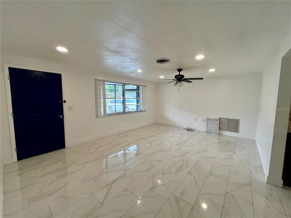 For Rent: $1,650 (3 beds, 1 baths, 1248 Square Feet)