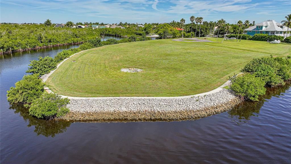 待售: $1,490,000 (4.42 acres)