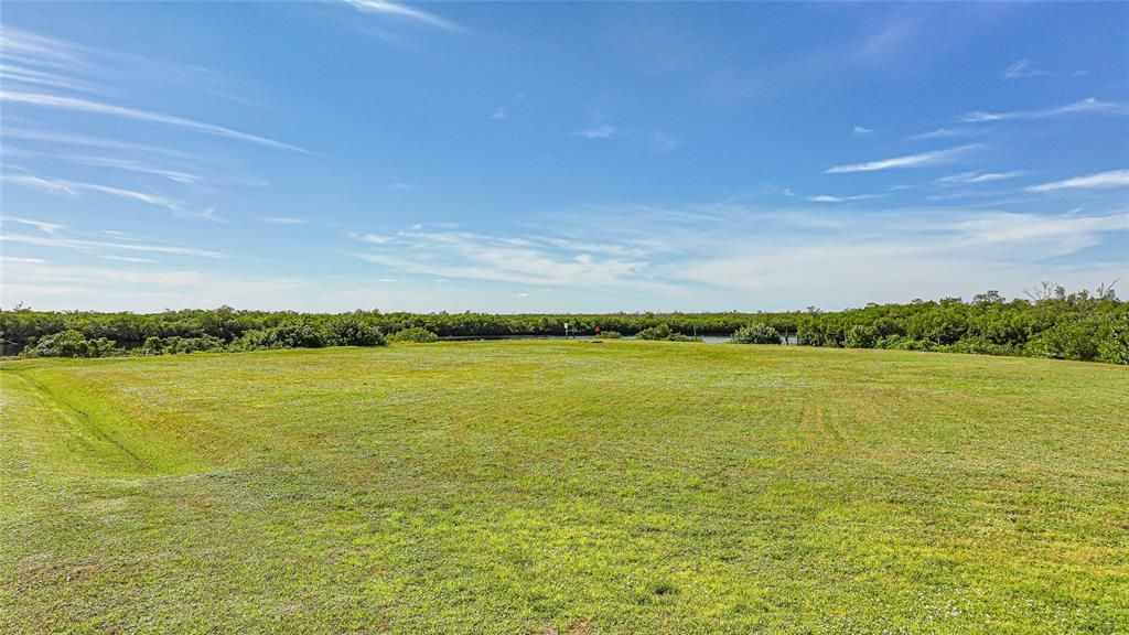 待售: $1,490,000 (4.42 acres)