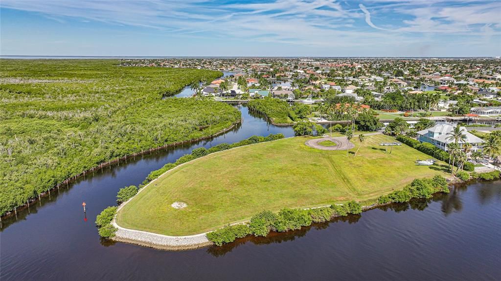 待售: $1,490,000 (4.42 acres)