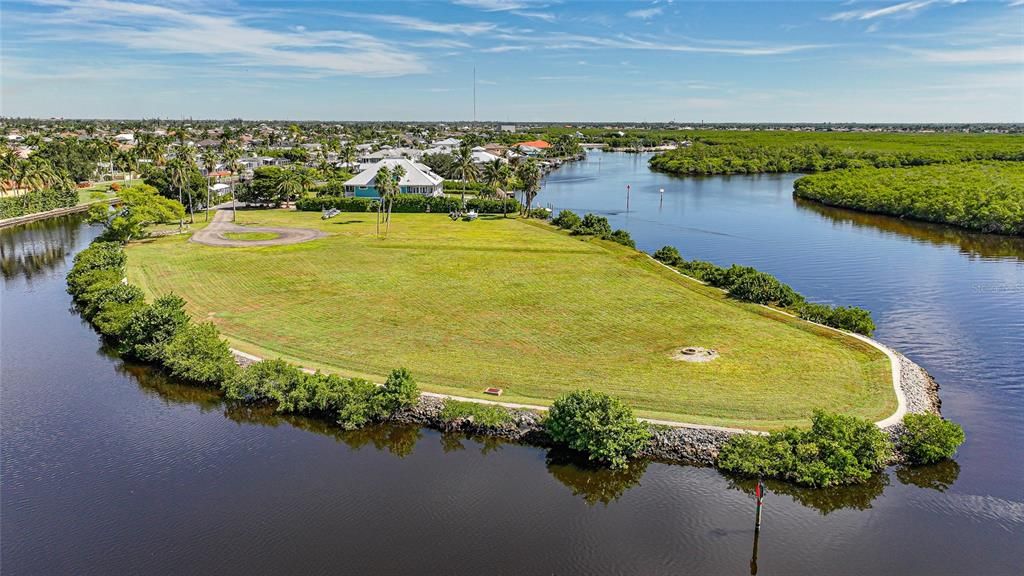 待售: $1,490,000 (4.42 acres)