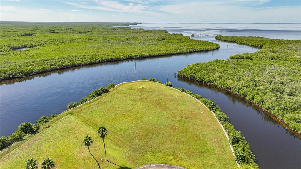 待售: $1,490,000 (4.42 acres)