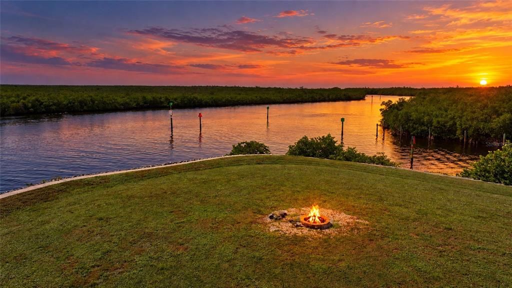 待售: $1,490,000 (4.42 acres)