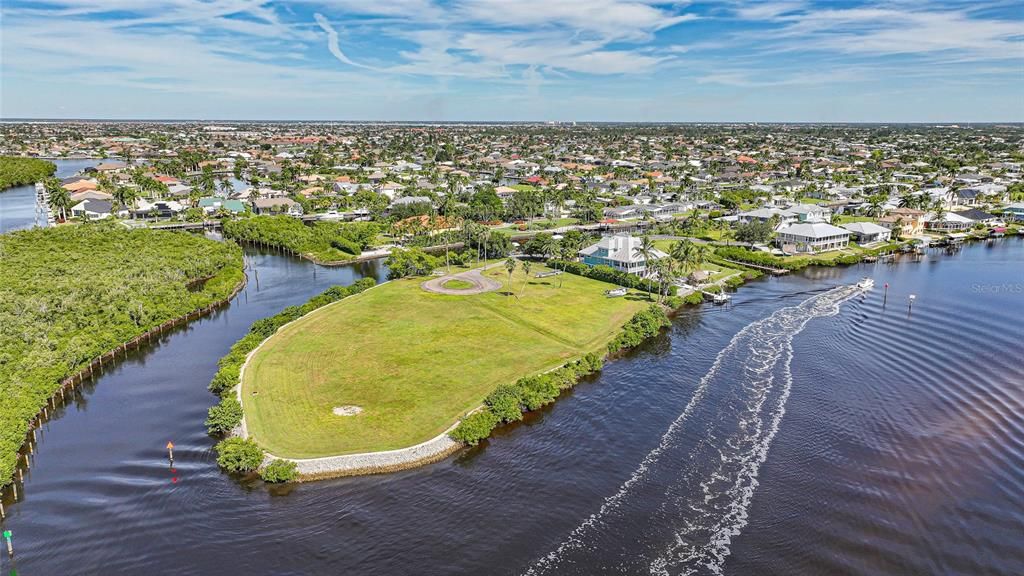 待售: $1,490,000 (4.42 acres)