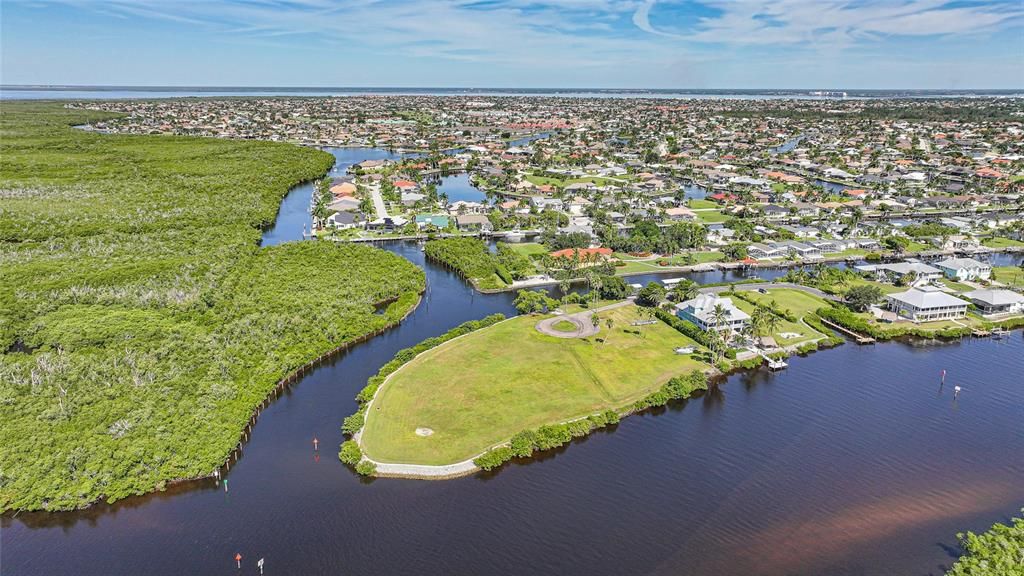 待售: $1,490,000 (4.42 acres)