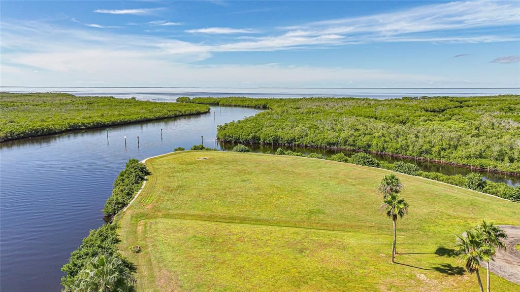 待售: $1,490,000 (4.42 acres)