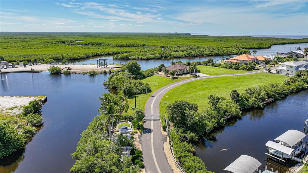 待售: $1,490,000 (4.42 acres)
