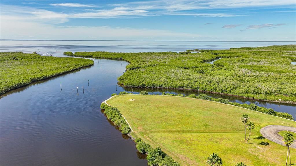 待售: $1,490,000 (4.42 acres)