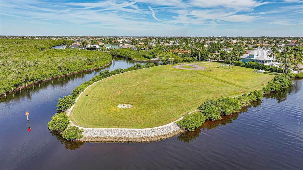 待售: $1,490,000 (4.42 acres)