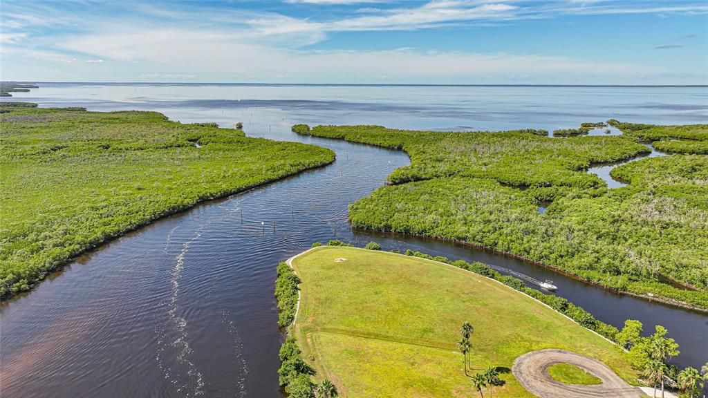 待售: $1,490,000 (4.42 acres)