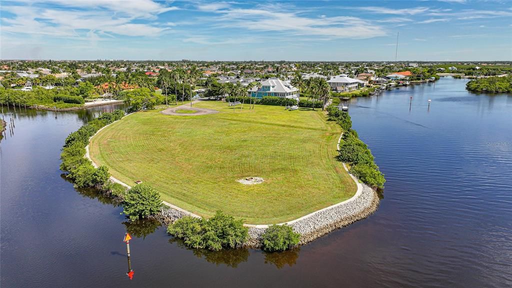 待售: $1,490,000 (4.42 acres)