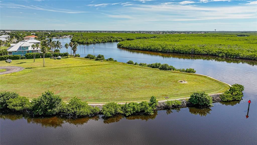 待售: $1,490,000 (4.42 acres)