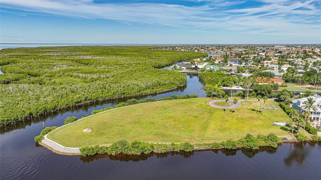 待售: $1,490,000 (4.42 acres)
